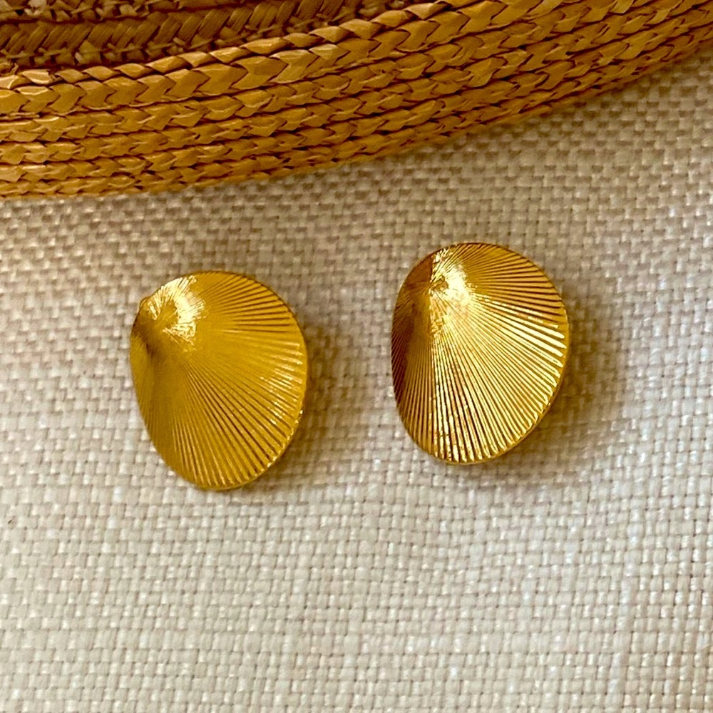 Vintage Trifari Gold Sea shells clip earrings